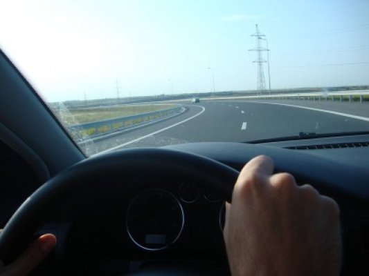 Un tânăr de 19 ani, prins de Poliţie circulând cu 203 km/h pe Autostrada Transilvania